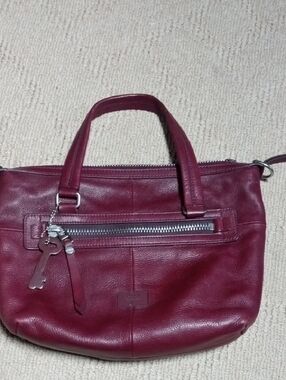 Fossil Vintage Women's Leather Tote Handbag in Wine.